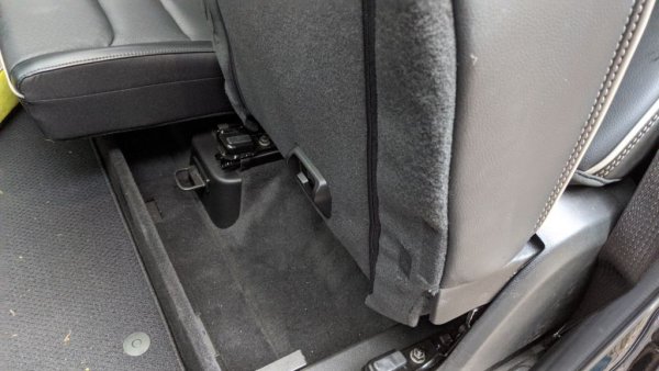 И още един тайник под задната седалка