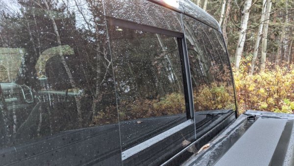 Сещате ли се за друг автомобил, при който се отваря и задният прозорец?