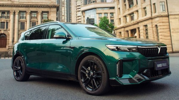 FREE е 7-местен модел, дълъг 4.905 метра. Конструкцията е почти изцяло от алуминий, с двойна вилка отпред и многозвенно окачване отзад. По-добре оборудваните версии имат адаптивно пневматично окачване, което може да увеличава пътния просвет с до 10 см, достигайки 26 см. Автомобилът е стандартно оборудван с 20-цолови джанти. 
Free има 560 литра капацитет на багажника, както и втори багажник под предния капак, побиращ 72 литра. 
