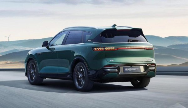 Чисто електрическата версия, която ще се предлага първоначално у нас, разполага със задвижване на четирите колела чрез два електромотора с обща мощност 480 конски сили и максимален въртящ момент от 720 Нм. Ускорението 0-100 км/ч отнема 4.3 секунди. Максималната скорост е 200 км/ч. Обхватът с едно зареждане е 500 километра.
Батерията е с капацитет 106 киловатчаса, като може да поема заряд до 100 кВт. На бърза зарядна станция зареждането от 20 до 80% отнема 45 минути. Разходът по официални данни е 15.5 квтч на 100 км в градски цикъл, и 20.2 кВтч в смесен. 