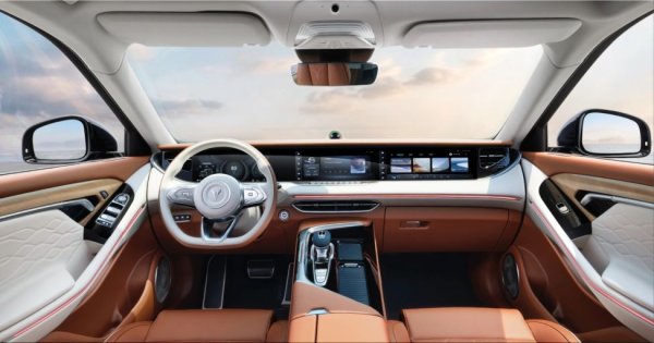 Free е серийно оборудвана с 5G връзка, троен дисплей на таблото, системи за лицево и гласово разпознаване, и за управление с жестове. Системите за безопасност включват 3 предни камери, 12 свръхзвукови радара и 3 милиметрови радара. Освен това има 4 камери за наблюдение на околностите на автомобила и 2 камери в салона. Китайците обещават второ ниво на автономно шофиране на магистрала и трафик асистент в града. 
