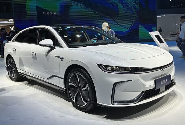 Passion е луксозен електрически седан, представен през декември миналата година. Изграден е върху същата ЕSSA платформа, която е в основата и на Free. Дълъг е 5.09 метра и се задвижва от електромотор с мощност 510 конски сили. Ускорението от 0 до 100 км/ч отнема 3.8 секунди, колкото при Koenigsegg CCR. 
