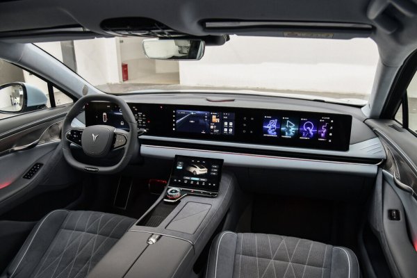 Стандартната версия има 86-киловатчасова батерия, достатъчна за 580 км пробег с едно зареждане по китайския тестов цикъл. Има и вариант със 109-киловатчасова батерия, при който пробегът се увеличава до 730 километра. Автомобилът има напредничави асистенти при шофиране, свързани с 31 сензора, 12 камери, 5 радара и 12 ултразвукови сензора. 
