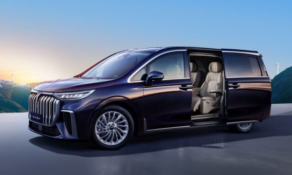 Луксозен миниван с дължина 5.32 метра, представен неотдавна от дъщерната марка на Dongfeng. Най-високата му версия разполага с цели 693 конски сили максимална мощност. Все още обаче не е сигурно дали този модел изобщо ще бъде предлаган в България. 
