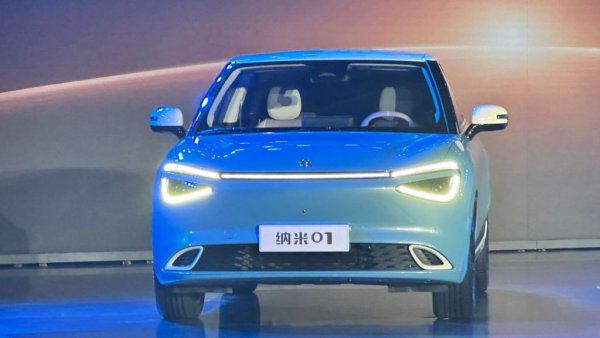 Малък електрически кросоувър, представен това лято, доста напомнящ по размери (а и като дизайн) за новия Smart #1. Той ще има електромотор с мощност 163 конски сили, автопилот от второ ниво и интересен интериор, в който екранът на мултимедията всъщност ще е подвижен. 
