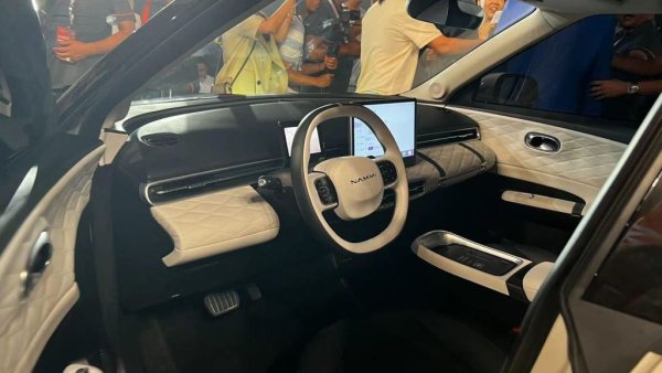 Най-любопитното в този автомобил е новаторската натриева батерия с твърд електролит, която е не само по-лека и по-евтина от стандартните литиево-йонни, но и обещава светкавично бързо зареждане - 200 км пробег само за 8 минути. 
