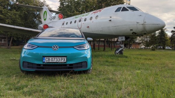 През миналата година ID.3 се представяше колебливо - отчасти заради трудности с производството, отчасти и защото VW точно тогава пусна още няколко електрически модела. Но сега продажбите на електрическия еквивалент на Golf се увеличават с цели 89% на годишна база. 
