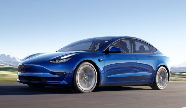 Model 3 беше една от пазарните сензации в Европа през миналата година, но сега при него има драматичен отлив - цели 44% спад спрямо същия период на 2022 година. Причината, както ще видите от следващия слайд, е изцяло вътрешна. 