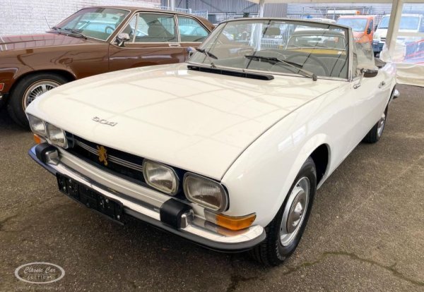 Година: 1969
Не са много моделите на Peugeot, които биха намерили място в класическа автомобилна колекция, но този със сигурност е между тях. 504 Кабриолет е един от най-добрите дизайни в историята на марката, прочут освен това с отличното си управление и комфорта на возене. Покривът се отваря и затваря ръчно. 
