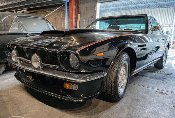 Година: 1976
Тази емблематична британска спортна машина бе представена за пръв път през 1969 и след това остана в производство цели 20 години. Но не в прекалено усърдно производство, защото съществуват само 4021 бройки. Двигателят е 5.3-литров V8 с 320 конски сили. Eстествено, като всеки истински Aston и този е бил автомобил на Джеймс Бонд - в епохата, когато тази роля се изпълняваше от Тимъти Далтън.