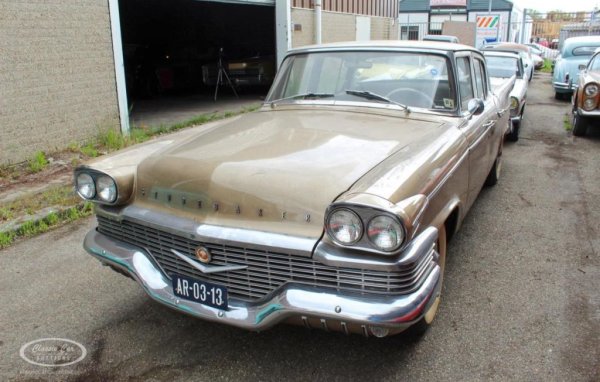 Година: 1958
Днес, ако искате луксозен американски автомобил, трябва да се обърнете към Cadillac или Lincoln. Но някога имаше и трета възможност - Studebaker. Този President от края на 50-те е на практика последният флагмански модел на славната някога марка, преди окончателното й оттегляне от сцената през 1966. Задвижва се от огромен V8 с 225 коня максимална мощност. 
