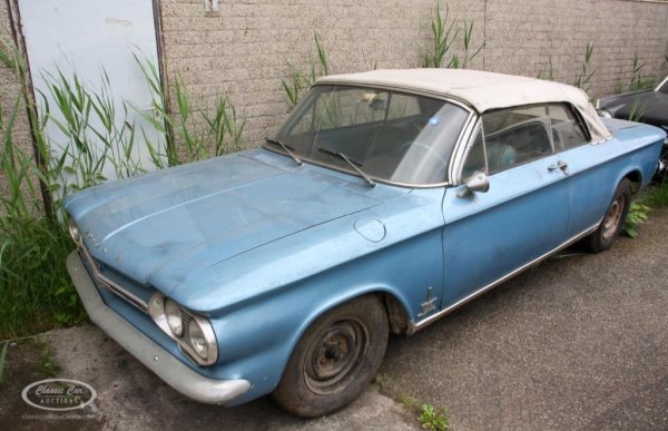 Година: 1964
В технологично отношение Corvair ще остане в историята като една от най-недомислените коли изобщо, и основен повод за прочутата книга на Ралф Нейдър "Опасни при всякаква скорост". Но в същото време това е един от най-добрите образци на американския дизайн от 60-те, а основната заслуга за това е на Илия Русинов (неговата удивителна история можете да прочетете в линка под статията). Convertible S е най-мощната и най-атрактивна версия на модела. 
