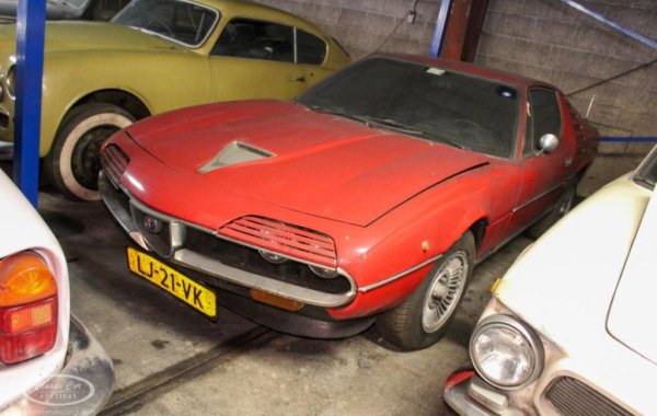 Година: 1975
Още един дизайн на легендарния Марчело Гандини за студиото Bertone, Alfa Romeo Montreal e представена през 1967 на световното изложение в Монреал, откъдето идва и името й. Серийното производство започва през 1970 и продължава седем години, за което време са сглобени 3925 бройки.
Montreal има 2.6-литров V8 с 200 коня мощност и максимална скорост около 220 км/ч. Интериорът е много иновативен за времето си и изпълнен с електроника. Тази конкретна кола е само на около 45,000 км. 
