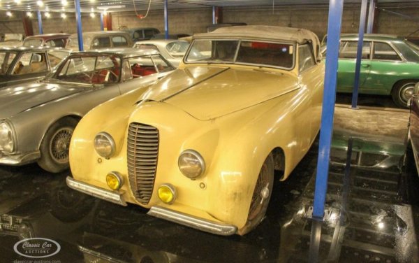 Година: 1950
Основаната от Емил Делайе компания е един от най-луксозните производители не само във Франция, но и в световен мащаб през първата половина на ХХ век. Моделът 135 е от златната й ера през 30-те години, но производството принудително прекъсва през Втората световна война, а след това моделът се оказва твърде остарял, за да остане конкурентен. Тази бройка е една от последните, преди компанията окончателно да приключи работа през 1954. Под капака е 3.5-литров редови мотор със 110 конски сили. Други екземпляри от тази кола с по-мощен двигател са печелили Льо Ман през 1938 и още няколко пъти са били на стъбличката. Общо са произведени не повече от 2000 коли. 