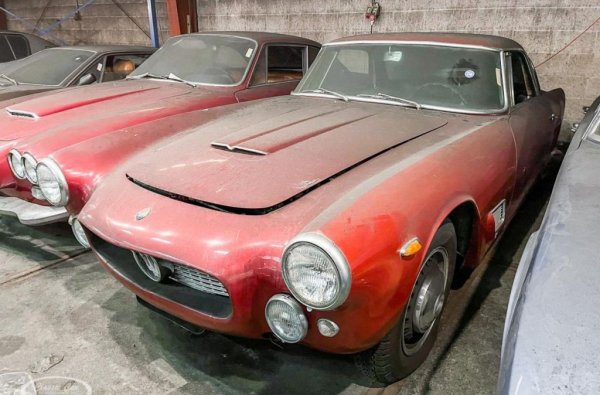Година: 1958
3500 GT е първото Maserati, проектирано не за състезания, а за масово производство. Сглобява се между 1957 и 1964 в общо 2226 бройки. Под капака е 3.5-литров шестцилиндров двигател, способен на 220 к. с. масимална мощност и около 230 км/ч максимална скорост. Дизайнът е дело на Carrozzeria Touring. 
