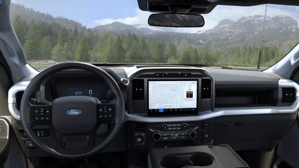 Пестенето на пари в интериора се виждат главно при материалите - на пръв поглед разликата в интериора с топ версията на King Ranch, струваща 80 000 долара е минимална! Има обаче много нюанси - седалките, климатичната система, функционалността на информационно-развлекателната система, дори алгоритъмът за управление на трансмисията - всичко е организирано по различен начин.