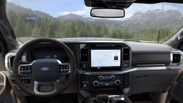 В допълнение, най-добрият Ford F-150, по подразбиране, е с дълго междуосие, кабина с четири врати, бензинов 3,5-литров V6 и задвижване на четирите колела. Версиите на Raptor се открояват: такъв пикап с V8 може да струва повече от 130 000 долара.
