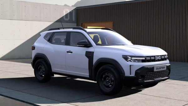Новото поколение Dacia Duster се предлага в Румъния на изгодна цена от 15 900 евро. Такава кола е само бяла, като другите цветове се заплащат. Барабанни задни спирачки, 16-инчови стоманени джанти, черни неоцветени фрагменти от броня и тапи вместо фарове за мъгла - всичко това са необходими компромиси. Но в първоначалната конфигурация има двугоривен 1,0-литров турбо двигател, който работи на бензин и пропан! Скоростната кутия е 6-степенна "ръчна", само с предно задвижване.