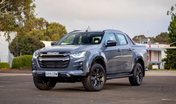 Японският модел е всъщност най-достъпният пикап с 4х4 у нас в момента - чувствително по-евтин дори от продуктите на Great Wall. Все пак да отбележим, че тази цената е за обикновена кабина, докато двойната вдига летвата до 73 666 лева. Двигателят тук е 1.9-литров дизел със 164 коня мощност, а минималният просвет е цели 24 см. 

Цена през 2020: 56 022 лева
Цена през 2021: 60 752 лева 
Цена през 2022: 66 154 лева
