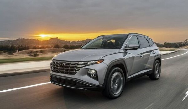 Tucson, който е на пазара от няколко години, в момента е чувствително по-евтин от по-малката Kona, която смени поколенията това лято. Тук цената е за 1.6 GDI турбобензин в съчетание с мека хибридна система, 7-степенен автоматик с двоен съединител и 180 коня максимална мощност. Даже базовото ниво Comfort е добре оборудвано - с 10-инчови дигитални прибори, камера за заден ход и асистент при паркиране, отопление на кожения волан и предните седалки, и двузонов климатроник. 

Цена през 2020: 53 780 лева
Цена през 2021: n/a
Цена през 2022: 55 980 лева
