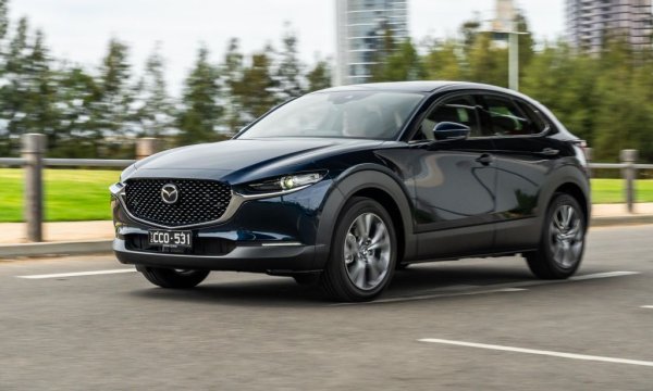 По-малкият кросоувър на японците също има версия със задвижване на четирите колела. Тя ползва двулитров бензинов мотор Skyactive G със 150 коня мощност. За тази цена колата е и доста добре оборудвана: head-up дисплей, аудио с 8 говорителя, 8.8-инчов централен дисплей, LED светлини, радарен круиз контрол, двузонов климатроник, камера за заден ход, кожен волан с подгряване.

Цена през 2020: n/a
Цена през 2021: n/a
Цена през 2022: 61 690 лева
