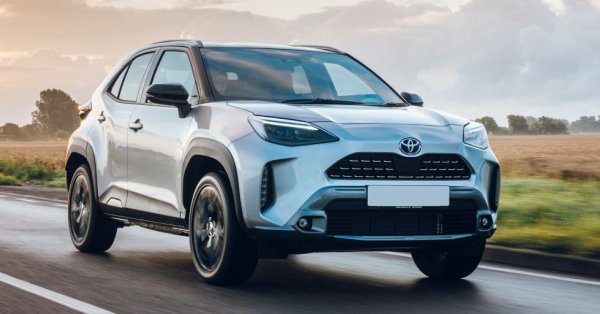 Според ценовата листа най-достъпната Yaris Cross с AWD започва от 62 490 лева, но според конфигуратора на Toyota всъщност стартовата цена е 63 340 лева, и предположихме, че последното число е по-актуалното. Това е хибрид с 1.5-литров бензинов мотор и мощност от 116 конски сили, в комбинация с безстепенна CVT трансмисия. В ниво Chic колата има преден и заден парктроник, 17-цолови алуминиеви джанти, аудиосистема с 6 говорителя, 8-инчов екран на мултимедията, кожен волан и автоматичен климатик. 

Цена през 2020: n/a
Цена през 2021: n/a
Цена през 2022: 60 990 лева
