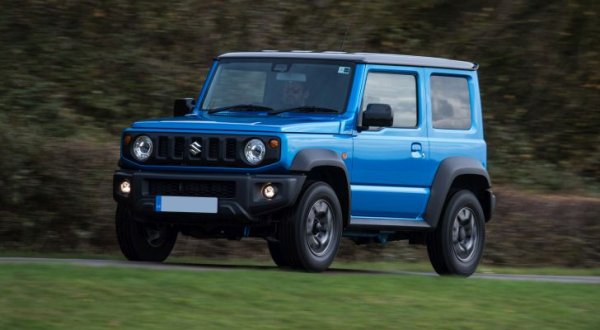 България е един от последните пазари в ЕС, на които се предлага Jimny. Цената за това е задната седалка - от две години насам можете да купите симпатичното всъдеходче само в двуместната лекотоварна версия, която заобикаля екологичните стандарти на Брюксел. Не че 1.5-литровият атмосферен мотор със 102 коня е кой знае колко замърсяващ, но това е друга тема. И тук цената е с близо 50% по-висока, отколкото беше при дебюта на Jimny през 2019. 

Цена през 2020: n/a
Цена през 2021: 39 760 лева 
Цена през 2022: 44 990 лева