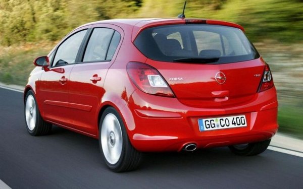 Пазарен дял: 0.9%
Беше време, когато германското супермини бе един от трите най-внасяни автомобила в България. Но то е далечен спомен. През тази година регистрациите на Corsa все пак растат на фона на 2022, но са далеч под тези през 2019, и пазарният дял се топи. Вероятно още идния месец моделът ще изпадне от Топ 20, изпреварен от BMW X5. 
