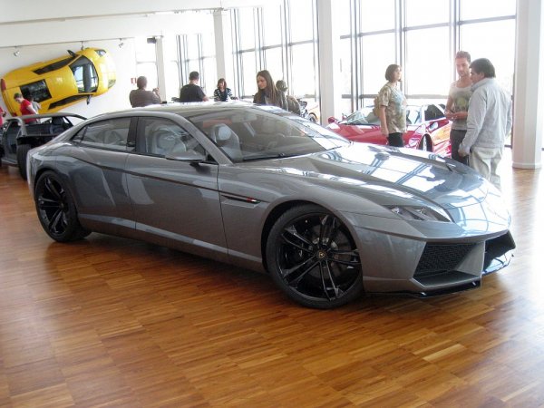 Тази кола определено сте виждали на снимки, защото е от 2008 г. И също толкова многострадална, като 4-вратия концепт Bugatti Galibier. Ръководството на италианската марка ту искаше да му вдъхне живот, ту казваше, че няма как да направи семейно Lamborghini. Сега те отново посочват, че могат да пуснат конкурент на Panamera и на Maserati, който ще бъде успешен колкото кросоувъра Lamborghini Urus.