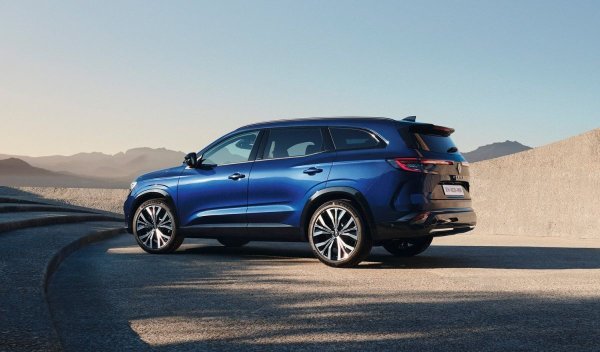 Под капака е поставен 1,2-литров бензинов турбодвигател със 131 к.с., който е комбиниран с електромотор и стартер-генератор. Така съвкупната мощност е 200 к.с. Ускорението от 0 до 100 км/ч отнема 8,8 секунди, максималната скорост е 175 км/ч, а разходът на гориво – по паспортни данни, е 4,7 л/100 км. С пълен резервоар Espace би трябвало да измине 1100 км.