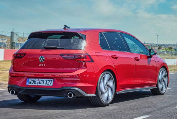 Според шефа на VW - Томас Шефер, би било странно да се изоставят известни търговски марки като Golf или GTI. Компанията ще подходи така и към други популярни свои модели, на които им предстои електрификация.