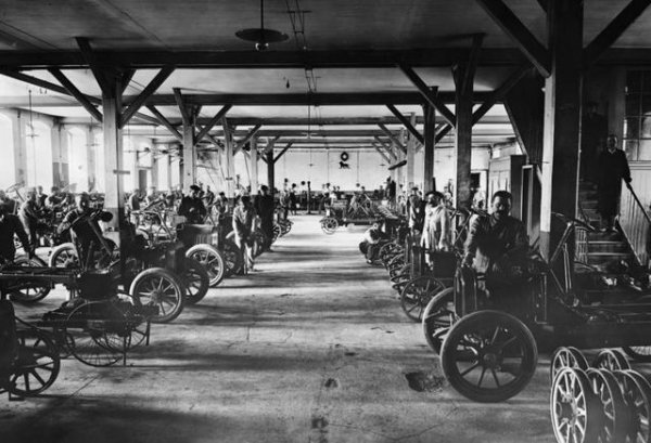 Вторият му опит е вече с бензинов двигател, купен от Daimler, и е доста по-успешен. През 1896 година компанията произвежда и първия си собствен двигател, с мощност 8 конски сили, и го монтира в Type 15.
Братовчедът Йожен Пежо обаче смята, че фокусирането само върху автомобили е рисково, и затова Арман основава собствена компания - Automobiles Peugeot. Чак през 1906 и братовчедите му най-сетне усещат накъде духа вятърът, и на свой ред започват да пускат коли под марката Lion-Peugeot. След още няколко години двете компании се сливат отново. 
