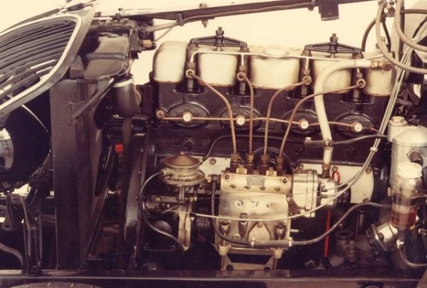 Заедно с Daimler, Peugeot e компанията, която най-активно налага дизеловия двигател. Първият й такъв агрегат е произведен още през 1928. Дизелите са гръбнакът на лекотоварната гама, но също и на по-луксозните пътнически модели - от 402, през 604, та чак до 508.
