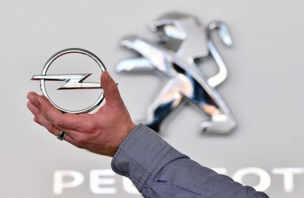 През март 2012 американският гигант General Motors купи 7-процентов дял от PSA за 320 млн. евро като част от планирано мащабно партньорство, целящо съвместна разработка на модели и намаляване на разходите. Година по-късно GM продаде целия си пакет с около 70 млн. евро загуба. През 2017 французите платиха 2.2 млрд. евро, за да придобият от американците европейските им марки Opel и Vauxhall. През 2018 Opel излезе на печалба за пръв път от над четвърт век.
