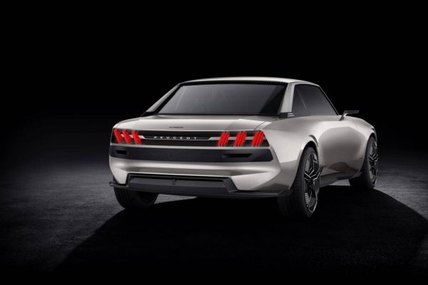 Още от 80-те дизайнерите на Peugeot налагат традицията да създават ефектни концептуални модели за големите изложения. Понякога с тези прототипи те загатват бъдещото развитие на серийните модели. Понякога между двете няма нищо общо. През 2018 онлайн петиция събра над 100 000 подписа, увещавайки компанията да произведе наистина електрическия концепт е-Legend, който прикова погледите на автосалона в Париж. 
