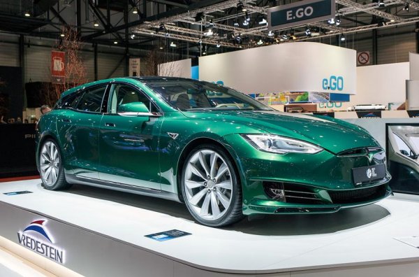 Междувременно, през 2018 година вече имало готов подобен проект на холандската компания RemetzCar. Фирмата превръща запазен Model S в комби по заявка на бизнесмена Флорис де Раадт, който е запален фен на уникални шутинг-брейк машини. Външността на автомобила не изглежда кой знае колко хармонично, но пък много прилича на заводско изпълнение. Автора на проекта е младият холандски дизайнер Нилс ван Рой, който има зад гърба си и конвертирането на Rolls-Royce Wraith в комби.