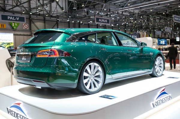 Новите детайли за купето са изработени от алуминий, подобно на тези в конвенционалната Tesla. Специално а проекта е изработена оригинална пета врата, както и задната част на покрива. Благодарение на трансформацията, пасажерите на задния ред имали по-голямо пространство над главите, а дизайнът е направен така, че да не пречи на силовата структура на купето. Да се повтори такава Tesla няма как да стане - още през същата 2018 година RemetzCar преустановили дейност.