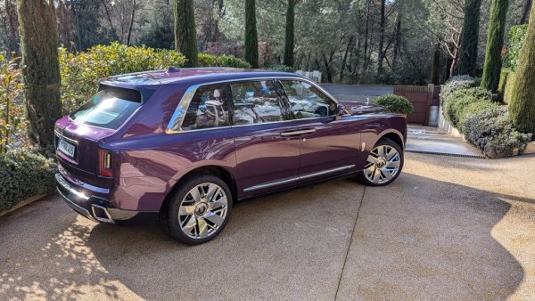 Отзад правят впечатление още по-големите отвори на изпускателната система, ръчно изработени от огледално полирана стомана. Между двата ауспуха е добавена и стоманена плоча, предпазваща автомобила при офроуд. Не че, както стана дума, някой друг освен тест пилотите на Rolls-Royce някога го е подлагал на такава плебейщина. 
Тествахме обновените Cullinan и Cullinan Black Badge в Южна Франция, и установихме, че дори по плашещо тесните пътища на департамента Вар този автомобил си остава сигурен, успокояващ и, естествено, безсрамно удобен. 
