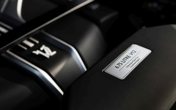 Няма никаква съществена промяна в задвижването, което все така разчита на 6.75-литров V12 - един от последните шансове да се докоснете до такъв двигател в наши дни. С мощност, която в Black Badge версията е 600 конски сили при 900 Нм максимален въртящ момент. При това този въртящ момент идва още при 1700 оборота. 
