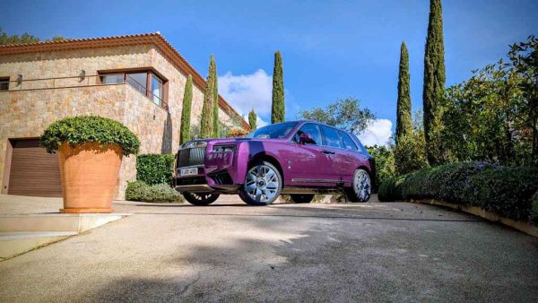 Комфортът на возене си остава забележителен, въпреки че за новия Cullinan Rolls-Royce предлага и 23-цолови джанти. Всъщност само колелата тук са по-високи от някои спортни коли от миналото. 
Окачването е пневматично, адаптивно и има една доста сложна система, която ползва данни от сателитната навигация, за да знае какъв е теренът пред вас и съответно да се настрои в аванс. 
