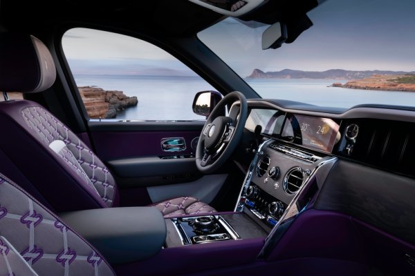 Скоростната кутия е класически 8-степенен класически автоматик, произведен от ZF, който при натискане на бутона Low върху скоростния лост, започва да превключва с 50% по-бързо. 
С две думи, Cullinan е безукорен на пътя напук на факта, че е почти толкова висок и малко по-тежък от Партийния дом. Воланът е прецизен, окачването си върши работа и ще ви задържи на пътя даже ако си позволите неуместни волности. Но смисълът на този автомобил не е в карането му, естествено. Смисълът е във возенето. Което обяснява и защо промените в интериора са доста по-смели, отколкото тези отвън. 
