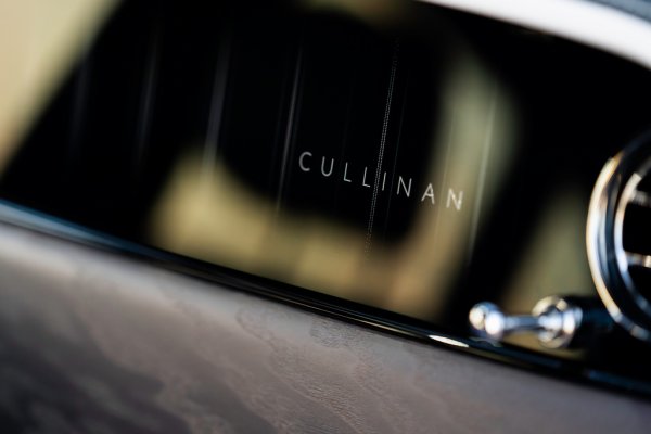 Най-видимата новост е стъклената фаша, която минава през цялата горна част на таблото. В нея са интегрирани дигиталните уреди за водача и централният дисплей на информационната система. А пред пътника вдясно фашата изпълнява вече чисто декоративна функция благодарение на цели 7000 светодиодни елемента, които могат да изобразяват каквото си поиска клиентът. 
