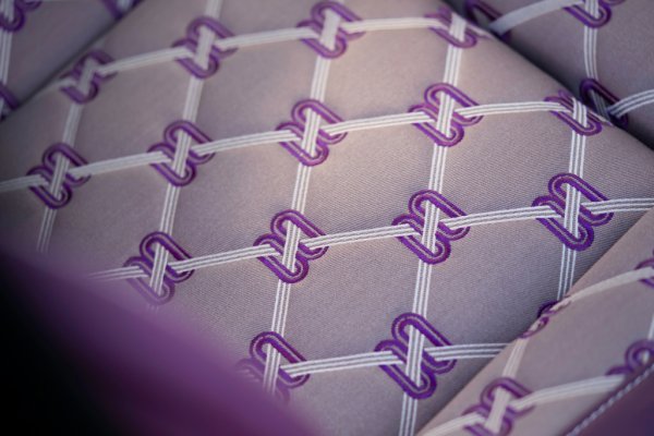 След което стигаме до самите седалки. Те могат да са в няколко конфигурации, от множество различни материали и в почти всеки цвят, познат на човека. 
Eдна от най-интересните новости е тази тапицерия, наречена Duality Twill. В наши дни много компании ви предлагат всевъзможни екологични тъкани, което в повечето случаи е само извинение да ви пробутат по-евтин материал и да приберат по-голяма печалба. 
Rolls-Royce обаче не прави такива неща.
Тук влакното е извлечено от бамбук, но след това в него са вложени огромен брой часове - човешки и машинни - за да се превърне в това, което виждате. 
Тапицерията на тази кола има  2.2 милиона шева (моите дънки имат eдва около 2,700), и за нея са използвани над 18 км конец. 
