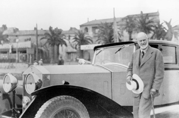 Вместо да се вайкаме, че не сме успели в живота до степен да си имаме личен шофьор, решаваме да си направим пикник. И да се насладим на пейзажа на Провансалските Алпи, който далеч не е избран случайно. 
Южна Франция всъщност не е толкова неочаквано място за тестване на един Rolls-Royce. Още през 20-те години на миналия век легендарният работохолик сър Хенри Ройс докарал здравето си до такова състояние, че лекарите го задължавали всяка зима да идва на по-топъл климат и да си почива. В неговия случай почивката означавала да вземе със себе си целия си инженерен екип, да наеме две вили и в тях да разработва новия Phantom (на снимката е сър Хенри в Льо Райол, край Кан). 
