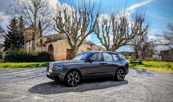 Нашето трудолюбие обаче не е чак толкова неизчерпаемо като това на сър Хенри, затова решаваме да отдадем следващите два часа на сандвичи, кафе и изтягане на слънце. Има само един малък проблем. 
Дъждът, който се изля сутринта, е направил дървените скамейки в околността абсолютно неизползваеми. За щастие обаче ние носим с нас най-скъпата масичка за пикник в света.