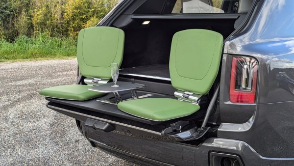 Тази конкретна екстра, наречена Viewing Suite, ви отнема доста от багажното пространство, но според мен си заслужава. 
Само две неща развалят пълното ми удоволствие. Едното е, че в чашата няма нищо. Второто е цената, която прави тази кола достъпна само за хора, ударили шестица от тото 5 от 35. 
