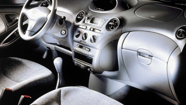 С таван и мазе това са двуетажните жабки, които имат няколко отделни секции, с припокриващи се и обърнати капаци. Срещат се доста често. Този тип решение може да се види в първото поколение на Toyota Yaris, но също така и в Skoda Kodiaq или във второто поколение на Skoda Fabia.