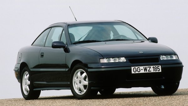 По време на престоя си в "Шефилд Юнайтед " (1990-1991) футболистът кара "Vinnie's Vauxhall", която е спонсорирана Calibra. Уви, по-късно е унищожена от фенове. Opel Calibra (Vauxhall Calibra в Обединеното кралство, Holden Calibra в Австралия и Chevrolet Calibra в Бразилия) е купе от среден клас от немската марка, представено на автомобилното изложение във Франкфурт през есента на 1989-а и произвеждано до 1997. 

Calibra сподели техническата и механична основа на Opel Vectra със съответните модификации. При дебюта си автомобилът се предлага с два 2-литрови четирицилиндрови редови бензинови двигателя с впръскване: 2.0i с 1998 куб. см едновалов, способен да достави максимална мощност от 115 к.с. И 2.0i 16v, подобен двигател на предишния, но с двукамерна глава с 4 клапана на цилиндър от 150 к.с. Налични са  5-степенна ръчна скоростна кутия или по заявка 4-степенна автоматична, но само за двигателя със 115 конски сили. 
