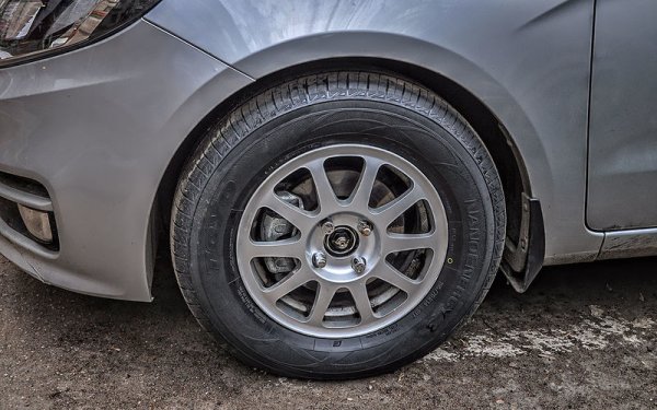 Смяната на джанти трудно се класифицира като бюджетна, но рано или късно всеки собственик на автомобил прибягва до нея. Новите джанти ще помогнат за освежаване на екстерирора на автомобила като ще му придадат по-яръки или пък, обратно, по-солиден вид. На пазара е пълно с най-различни предложения за нови джанти, като и тук съветът е да се на насочвате към най-евтините.