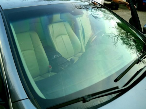 Тонирането ви позволява да придадете на интериора уединение, а на автомобила - по-солиден вид. Важно е обаче да не се нарушават правилата за тониране, предписани в правилника за движение. Там е указано, че няма ограничения за задното панорамно стъкло и задните странични стъкла. При предните трябва да има поне 70% пропускливост на светлината. Тази услуга също е достъпна като цена, но задължително трябва да бъде поверена на специалист, разполагащ с нужната апаратура.